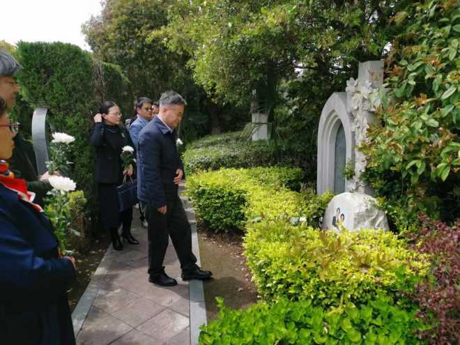 我院师生为吴耀宗等基督教前辈扫墓 我院师生为吴耀宗等基督教前辈扫墓